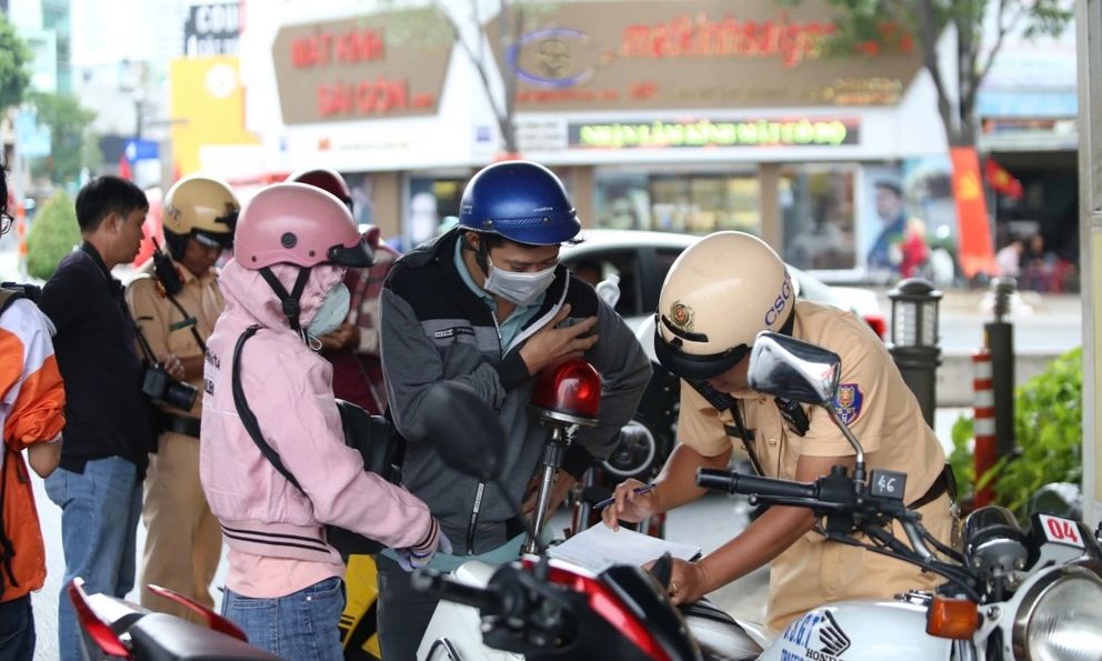 Tiền xử phạt vi phạm giao thông trong 2 ngày ở Hà Nội là 3,9 tỷ và TP HCM 12 tỷ đồng