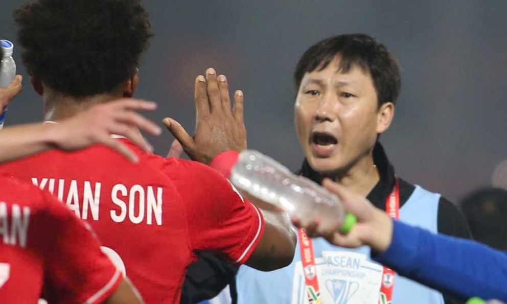 HLV Kim Sang-sik nhắc nhở ĐTVN: “Các bạn hãy quên trận lượt đi, đá lượt về như đang hòa 0-0”