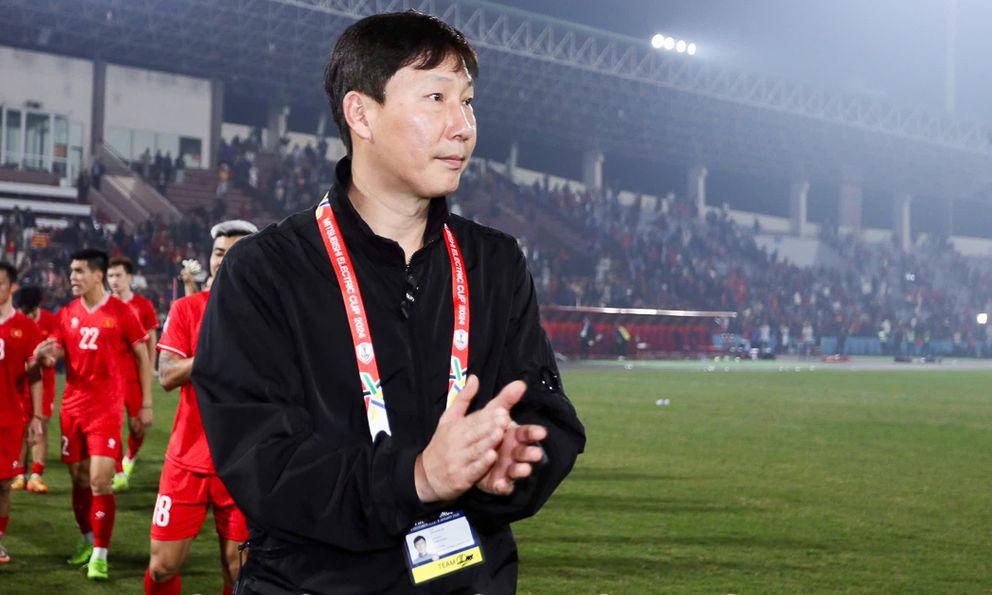 AFF Cup: Đội tuyển Việt Nam lộ “tử huyệt”, HLV Kim Sang-sik sẽ dùng “lá chắn thép” của ông Troussier?