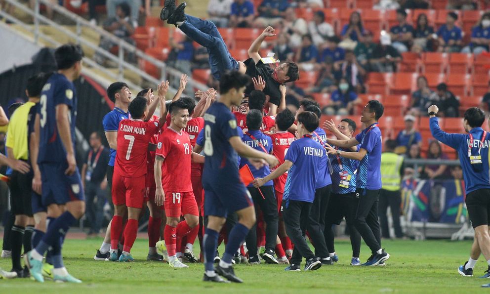 Cả Đông Nam Á chúc mừng Việt Nam, fans Thái Lan gửi lời xin lỗi vì bàn thắng 