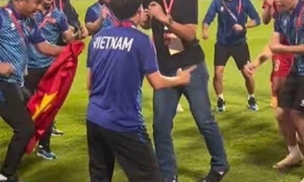 HLV Kim Sang-sik lắc hông cực dẻo, tái hiện điệu nhảy trứ danh mừng chức vô địch AFF Cup
