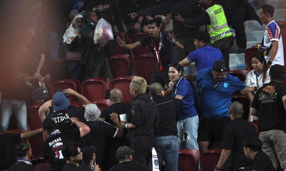 AFF Cup: Đội nhà thua trận, CĐV Thái Lan đánh nhau trên khán đài