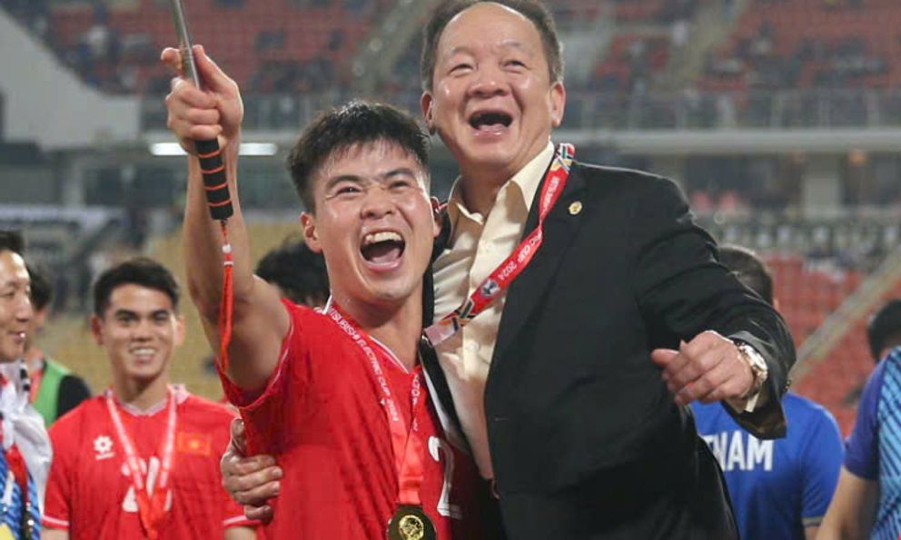 Duy Mạnh nhấc bổng bầu Hiển, nhà vô địch AFF Cup 2008 kỳ vọng tuyển Việt Nam vươn tầm châu lục