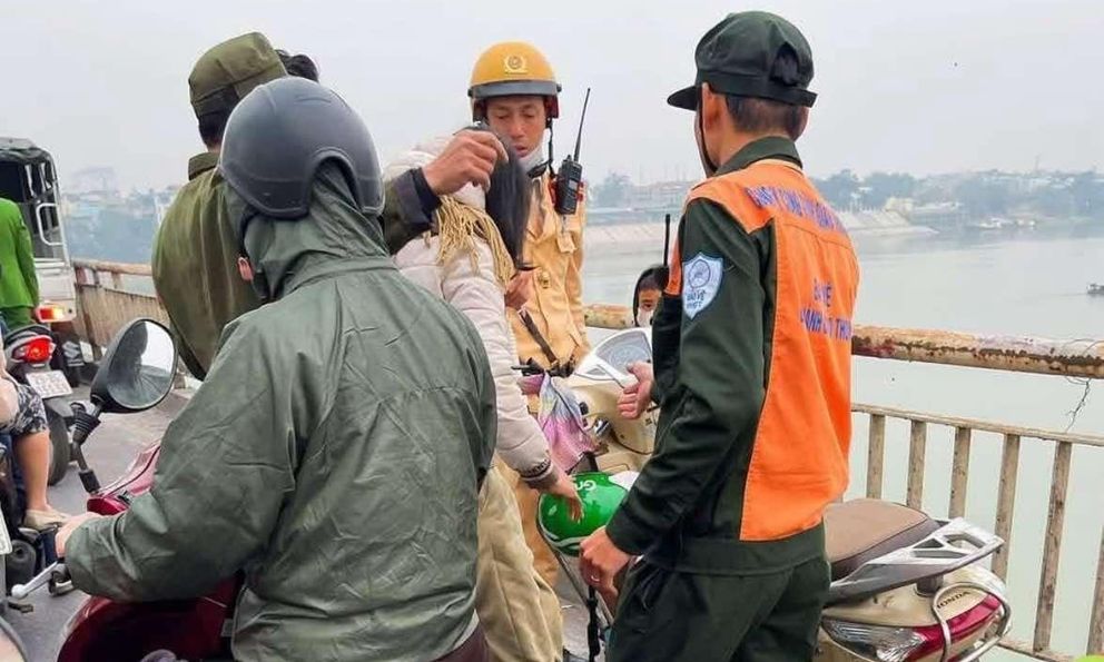 Buồn chuyện gia đình, mẹ đèo con trai lên cầu Chương Dương định tự tử