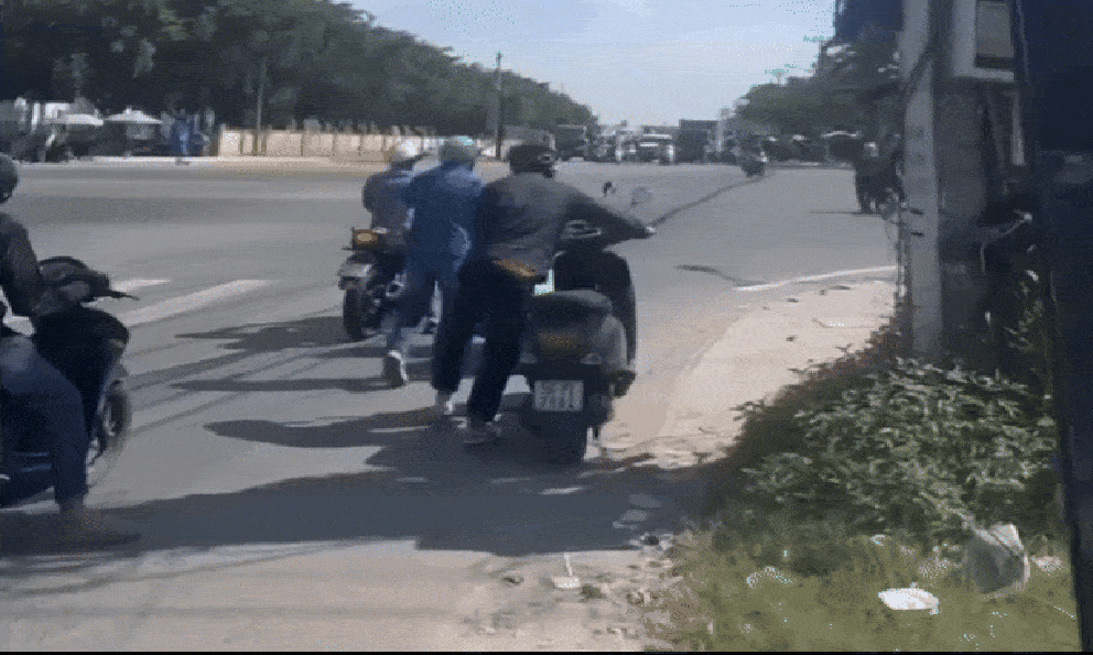 Người đi xe máy dắt bộ, hàng chục ô tô đứng “chôn chân” ở ngã tư bị hỏng đèn giao thông vì sợ dính phạt