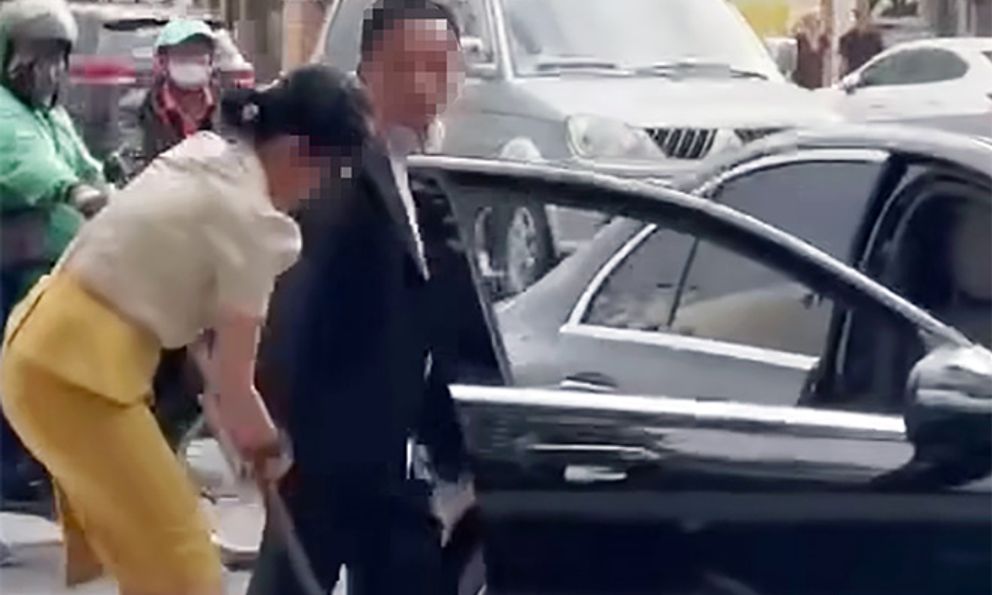 Người đàn ông đi Mercedes rút kiếm dọa nhân viên môi trường lên tiếng: Hái hoa để tặng đồng nghiệp