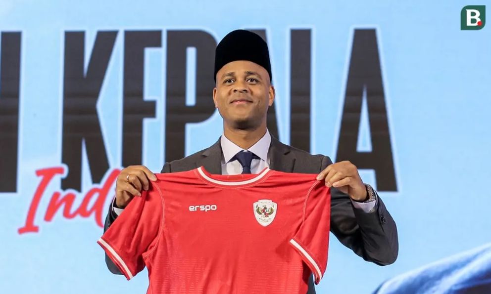 Vừa ra mắt tuyển Indonesia, HLV Kluivert đã gặp khó khi bị “hỏi xoáy” về bê bối cờ bạc