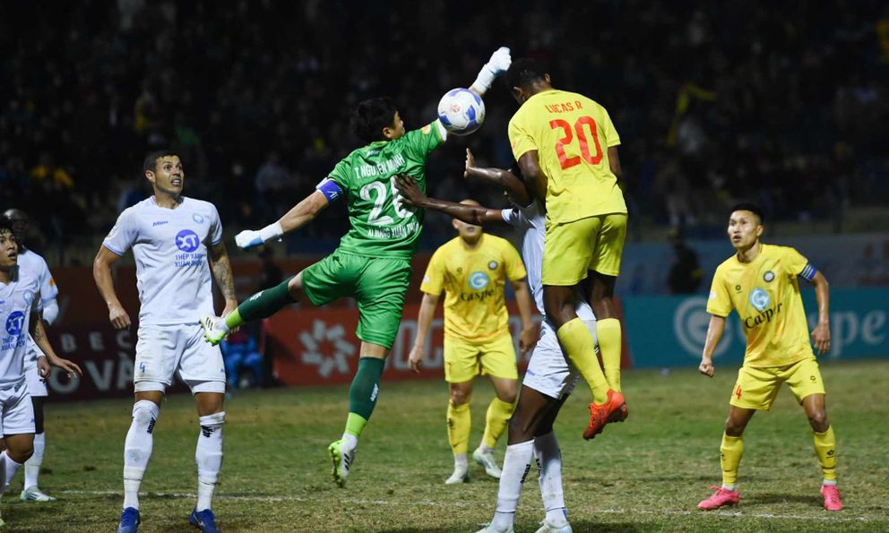 Doãn Ngọc Tân “tàng hình”, suýt cùng đồng đội ôm hận ngay sân nhà