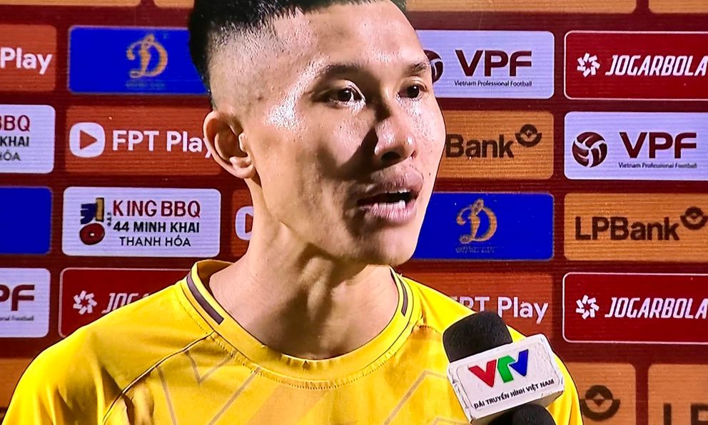 Doãn Ngọc Tân gây sốt vì nói nhầm khi phỏng vấn: Vợ đáp một câu hóm hỉnh, CĐV liên tục nhắc tên Tiến Linh