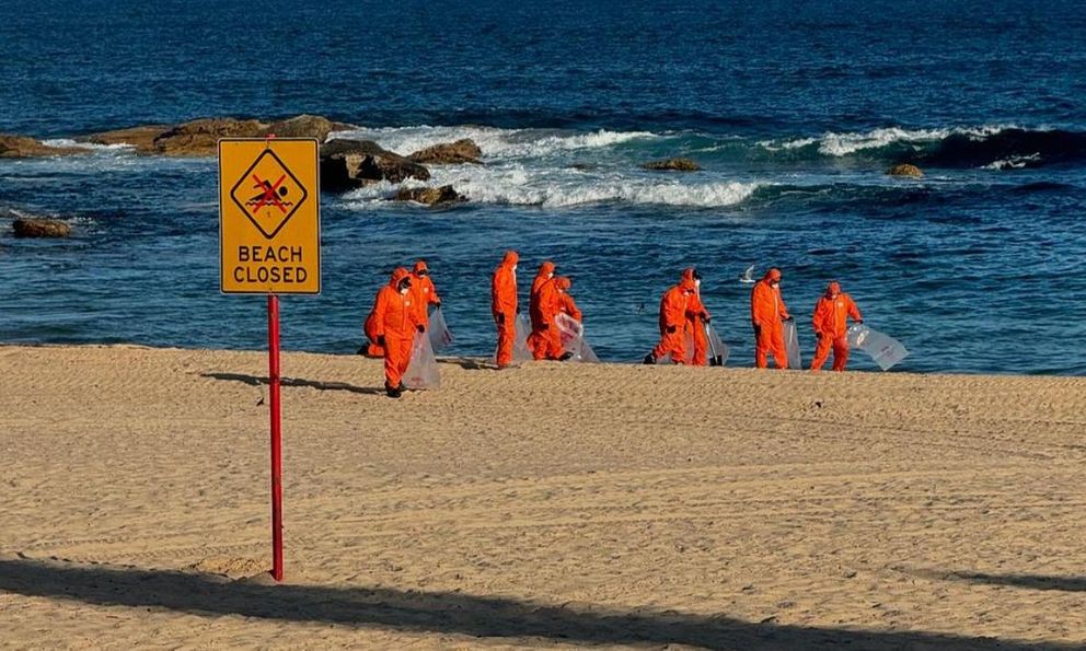 Australia vội vã đóng cửa 9 bãi biển vì phát hiện vật thể lạ trôi dạt vào bờ