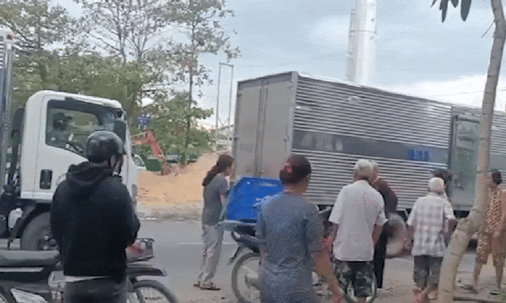 Người đàn ông bị 3 người đánh gục giữa đường ở TP.HCM: Công an tiết lộ nguồn cơn