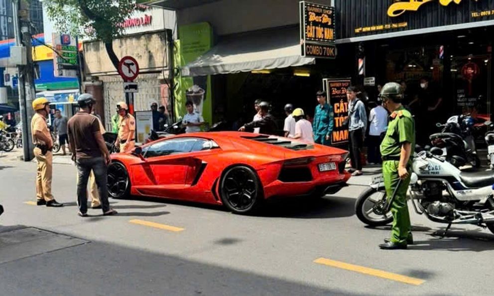 Tài xế lái siêu xe Lamborghini có biểu hiện lạ, đột ngột dừng giữa đường