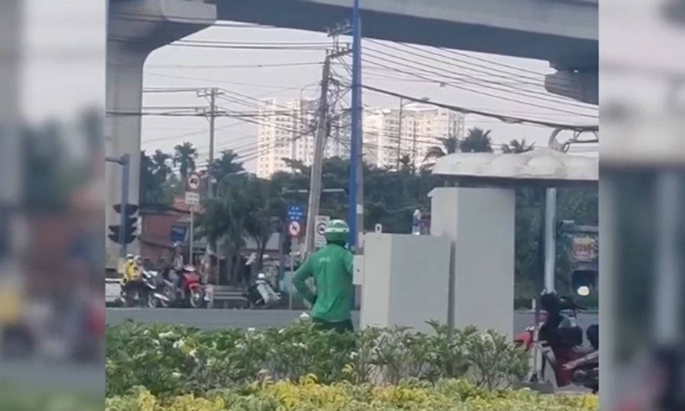 Người đàn ông mặc áo Grab tác động tủ điều khiển đèn giao thông ở TP.HCM: Công an nói gì?