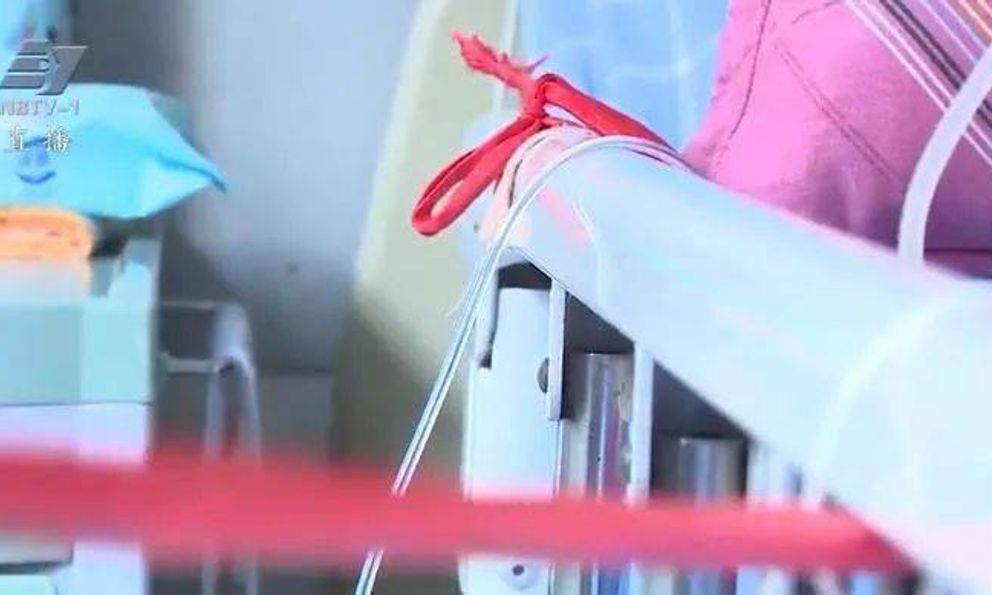 Bức ảnh chụp tại giường bệnh khiến triệu người xúc động: “Hóa ra tình yêu chân thành là vậy”