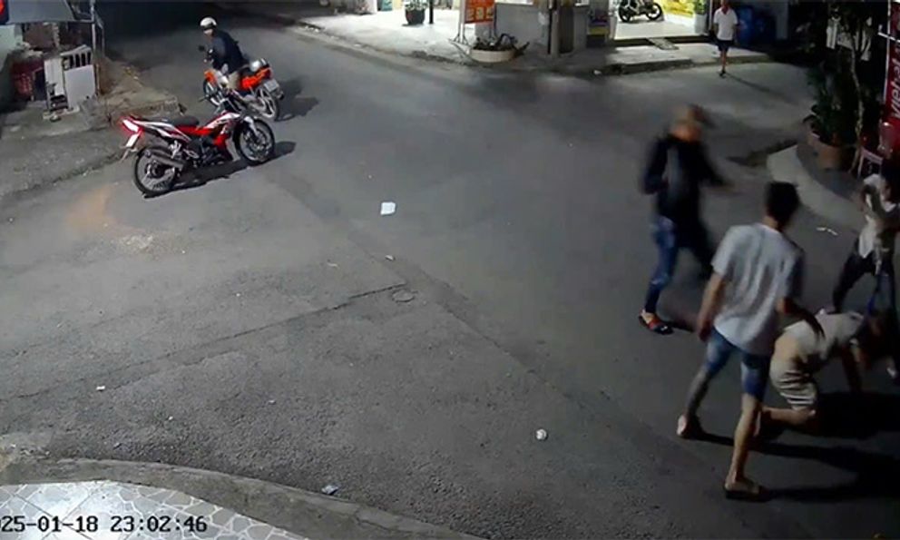 Shipper đa chấn thương sau khi bị nhóm thanh niên đánh đập, tông xe vào người: Hé lộ nguồn cơn