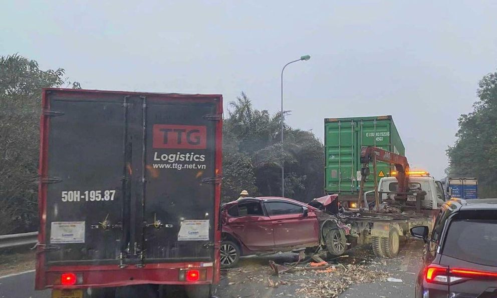 Nhiều ô tô tông liên hoàn trên Đại lộ Thăng Long trong sáng nay