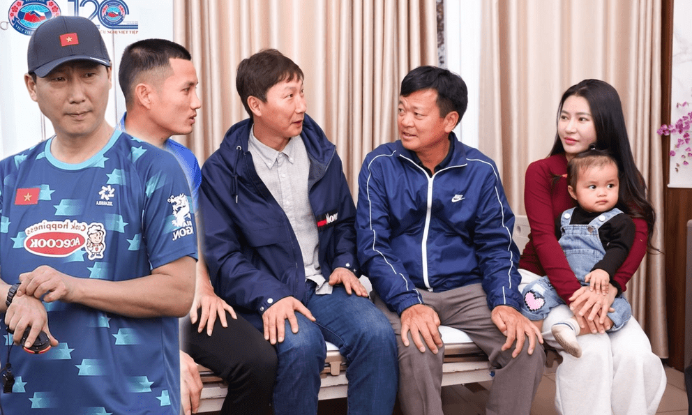 Sang Việt Nam tác nghiệp sớm, HLV Kim Sang-sik làm điều đặc biệt với người hùng AFF Cup 2024