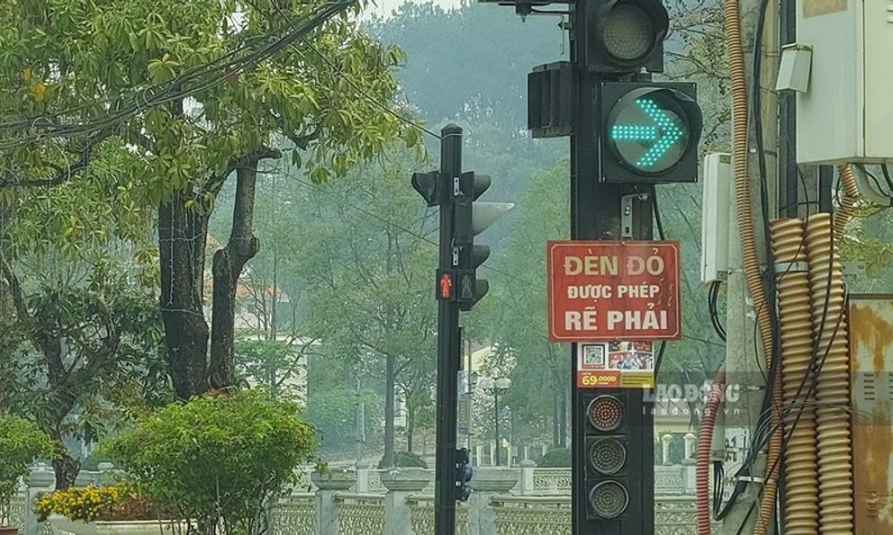 Năm 2025, có 5 trường hợp xe máy rẽ phải khi đèn đỏ mà không bị phạt