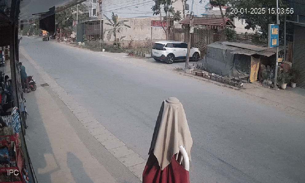 Clip thanh niên tông người phụ nữ văng ra đường rồi lên xe bỏ chạy, dân mạng tìm ra chi tiết khó thoát