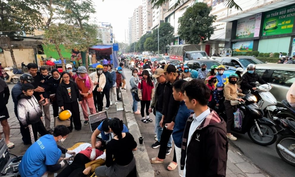 Xe cấp cứu chật vật len qua đường tắc để cứu thai phụ 38 tuần co giật