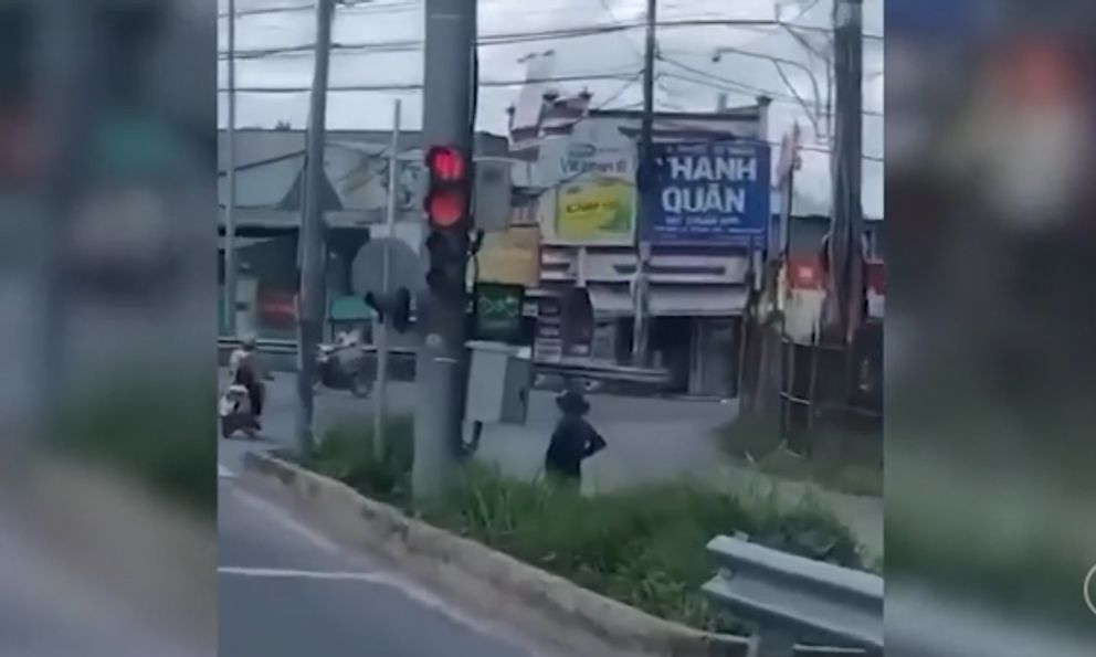 Vụ người đàn ông trùm kín, đứng chỉnh đèn giao thông ở TP.HCM: Làm giúp nữ TNXP bị tụt huyết áp