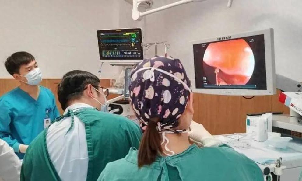 Người đàn ông nôn ra 2 lít máu, rách thực quản: Thủ phạm là thứ nhiều nam giới mê mẩn dịp Tết