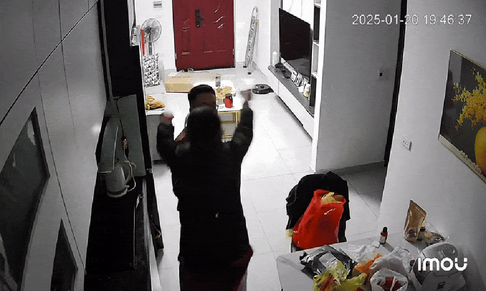 Camera ghi cảnh đôi vợ chồng làm ngân hàng ngã ra sàn nhà sau khi nhận thưởng Tết, biết con số mà thèm