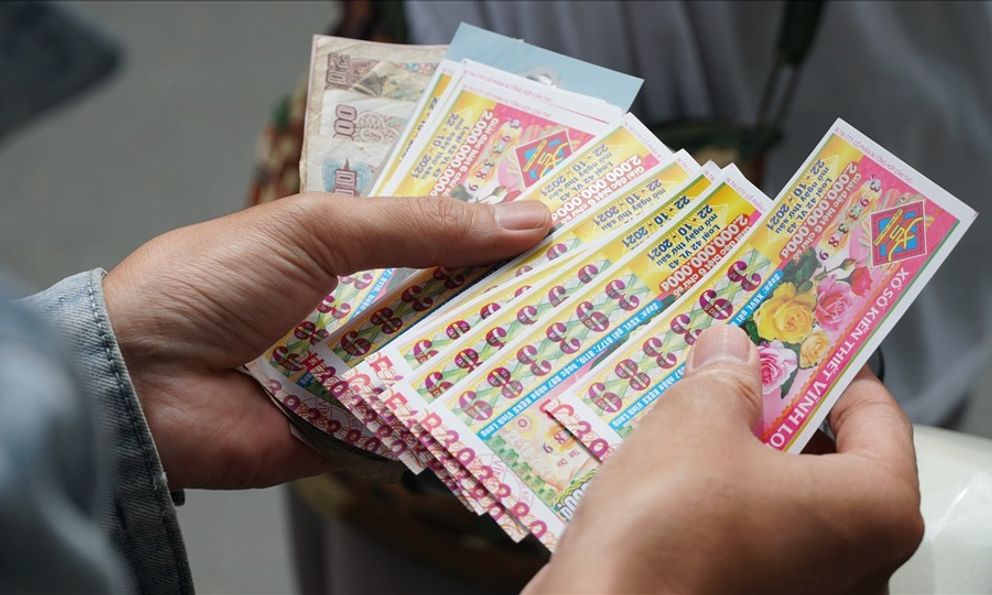 Mua xổ số tặng bạn trong tiệc tất niên, trúng 28 tỷ đồng