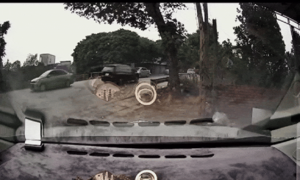 Clip khoảnh khắc xe ô tô lao xuống sông khiến 7 người chết ở Nam Định chiều mùng 2 Tết