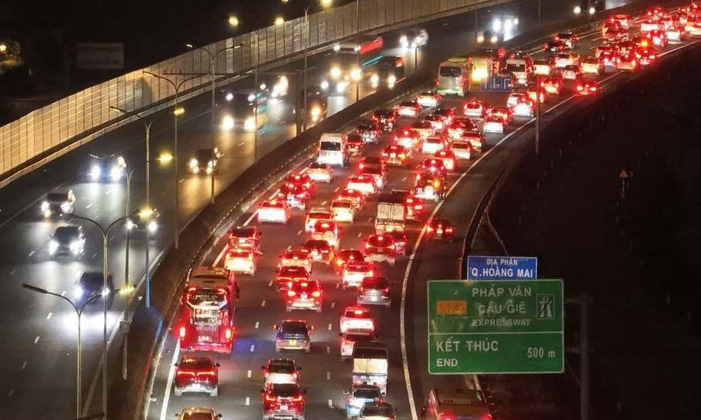 Ùn tắc suốt đêm gần 5km trên cao tốc cửa ngõ Hà Nội