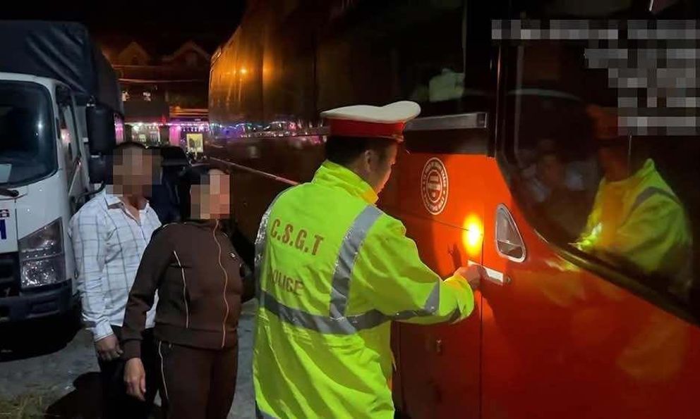 Chở quá 10 người, tài xế và chủ xe khách bị phạt 102 triệu đồng