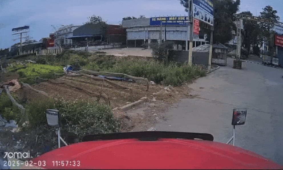 Clip container va chạm xe máy mùng 6 Tết, tài xế ôm mặt khóc khi xuống nhìn hiện trường