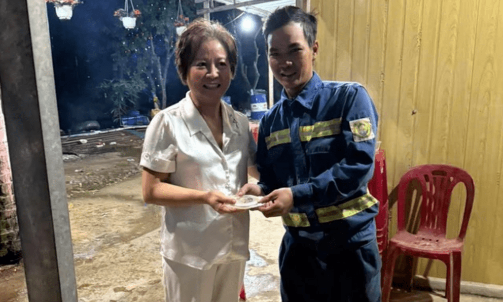 Vụ con gái vứt nhầm kim cương 1 tỷ đồng của mẹ: Chủ nhân tắt hy vọng khi nhìn thấy núi rác trước mặt