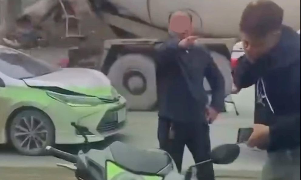 Khởi tố vụ án liên quan đến cán bộ trung tâm phát triển quỹ đất hành hung tài xế xe bán tải