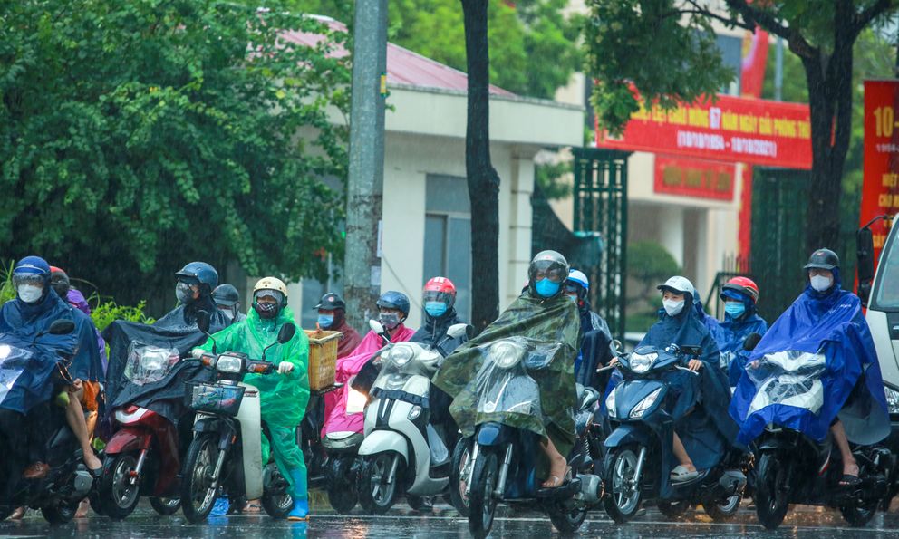 Bộ Công an trả lời câu hỏi dừng xe để mặc áo mưa có thể bị phạt tới 14 triệu đồng?