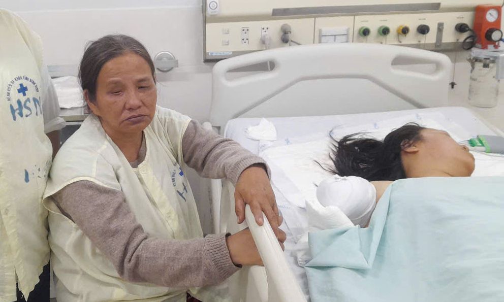 Vụ lật xe khách ở Phú Yên: Đau xót cảnh người mẹ mù lòa túc trực bên con gái bị đứt lìa cánh tay
