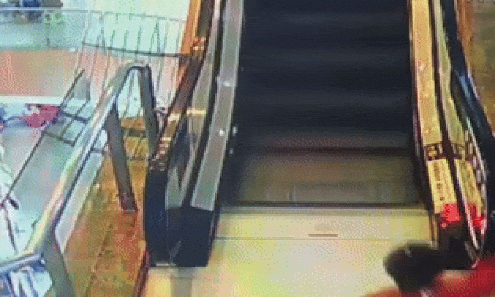 Bé trai 2 tuổi kẹt tay trong thang cuốn, bố mẹ hoảng loạn: Camera ghi lại cảnh ám ảnh