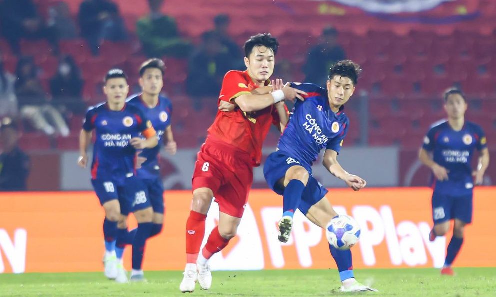 Cựu HLV Thái Lan thẳng thừng chê sân bóng V.League, chỉ ra sự thật đáng buồn về trận đấu đầy ắp tuyển thủ