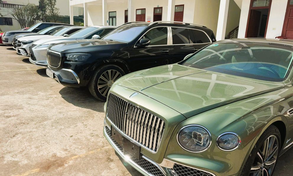 Bắt Lê Tiến Mạnh và 8 người khác, tạm dừng giao dịch hàng chục căn hộ, thu giữ nhiều xe sang