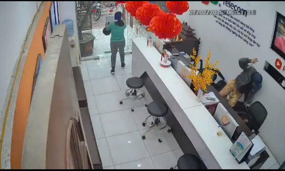 Nguyên nhân Trần Huy Tú cầm dao uy hiếp nữ giao dịch viên