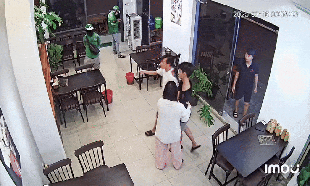 Ông chú 40 trêu ghẹo cô gái 17 tuổi, bị phản ứng liền đập vỡ kính quán ăn, lập tức 