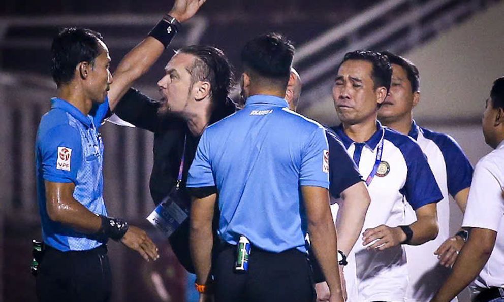 Trọng tài bị nghi kém chuyên môn hay các HLV nóng tính, ai mới là người làm xấu hình ảnh V.League?