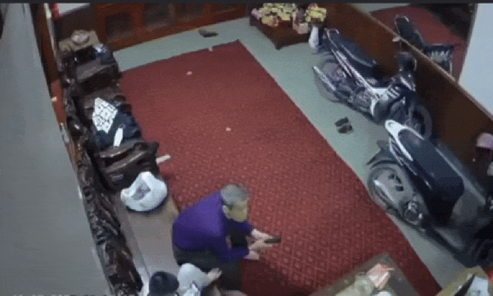 Vụ ô tô lao vào nhà dân, tông trúng người đàn ông: Thông tin bất ngờ về nữ tài xế