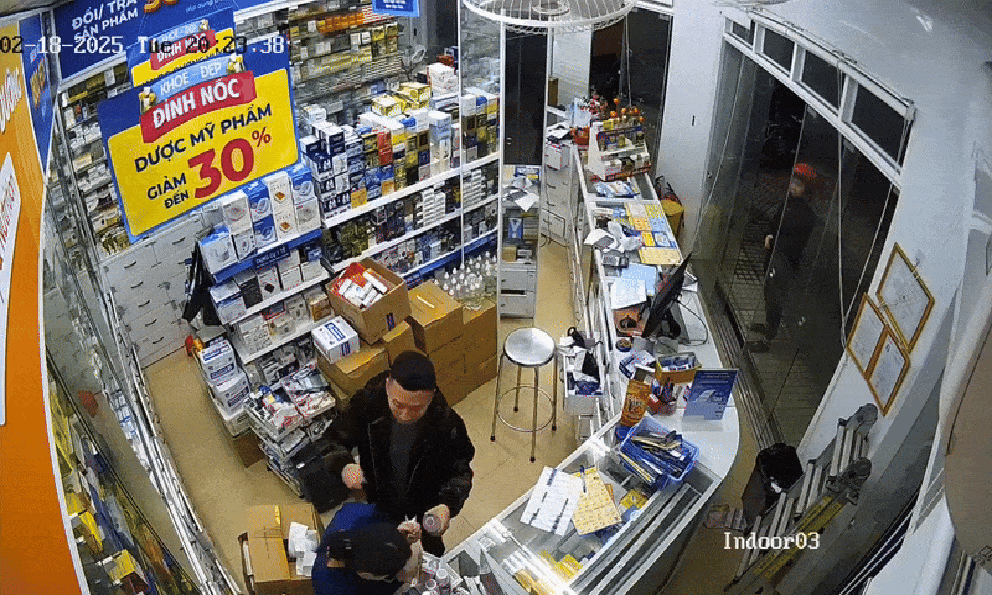 Người đàn ông túm tóc, đạp túi bụi vào mặt nữ nhân viên bán thuốc: Clip diễn biến đầy phẫn nộ
