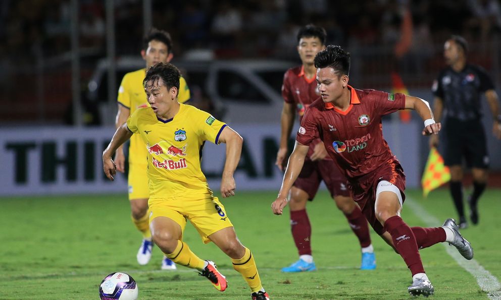 Ngôi sao “dành cả thanh xuân để trụ hạng” phủ nhận tin đồn chuyển nhượng, quyết cùng HAGL vượt khó