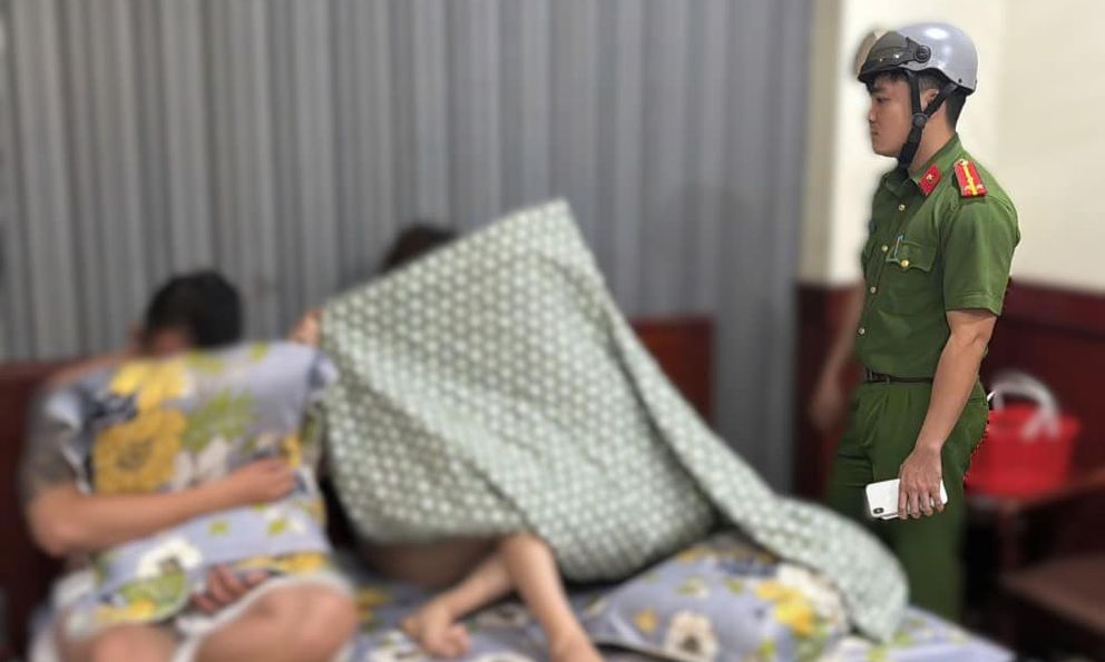 Bắt quả tang thanh niên 21 tuổi đang mua dâm người phụ nữ 40 tuổi