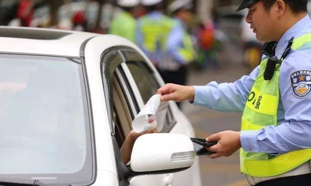 Tài xế mới lần đầu lái xe đã bị phạt 700.000 đồng, cảnh sát giao thông nói: Cửa sổ quá sạch!