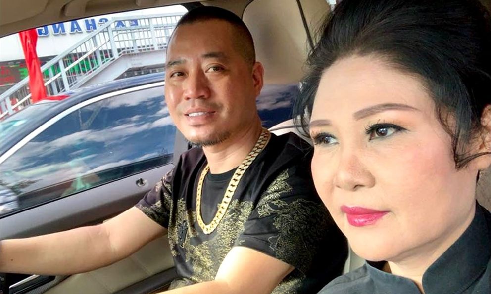 Nữ NSND nghỉ hưu vẫn được bổ nhiệm làm giám đốc, chồng kém 7 tuổi yêu chiều dù không có con chung