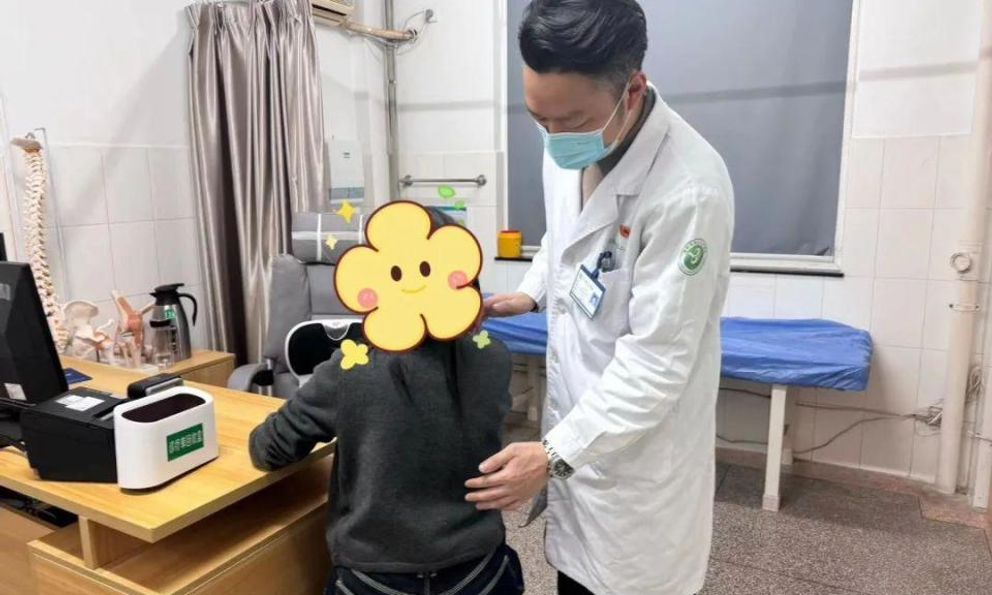 Cúi xuống nhặt đồ, cô gái bỗng nghe tiếng 'rắc': Bác sĩ nói uống cà phê kiểu này bảo sao gãy xương