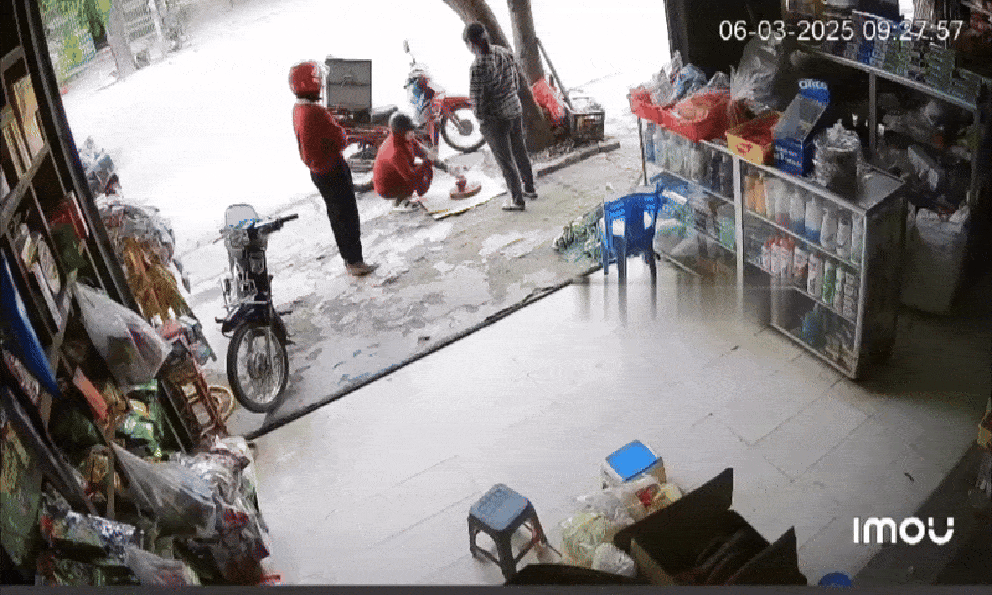 Clip ô tô lao lên vỉa hè, cây sấu 10 năm tuổi cứu mạng 3 phụ nữ: Hé lộ thông tin về tài xế